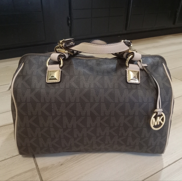 Michael Kors Handbags - MICHAEL KORS GORGEOUS GRAYSON BAG 8.5 OUT OF 10 IMO HUGE! DUST BAG INCLUDED